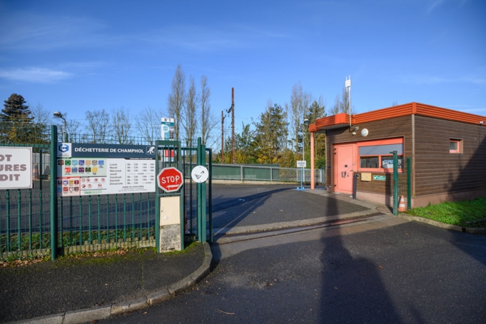 Entrée d'une déchetterie avec un portail métallique vert