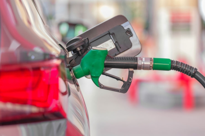 Une pompe à carburant dans une voiture