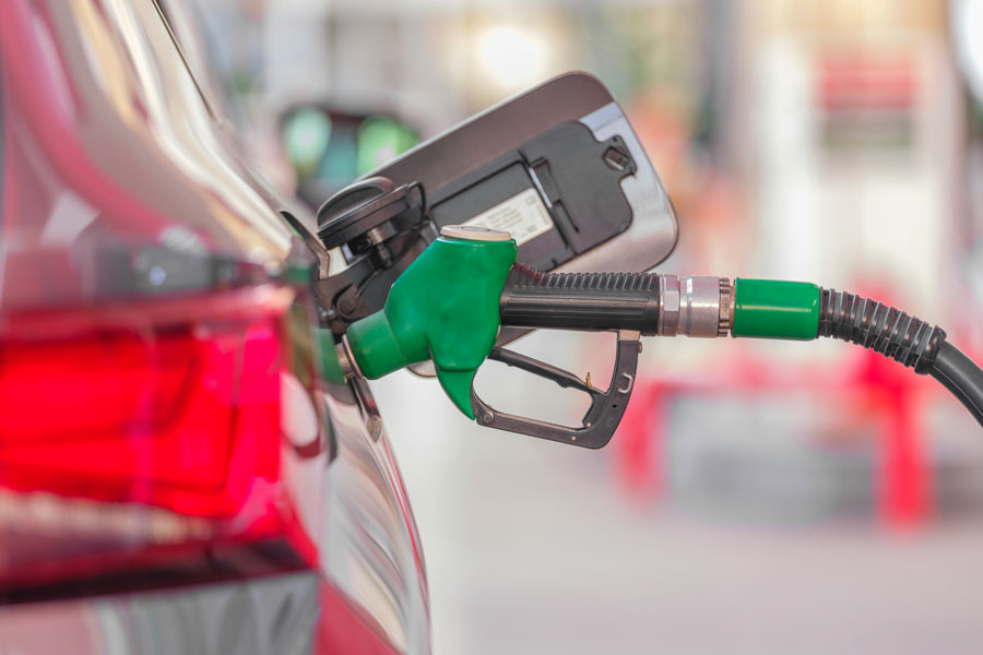 aide-carburant Une pompe à carburant dans une voiture