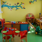 Une crèche chartraine, avec des jouets en bois