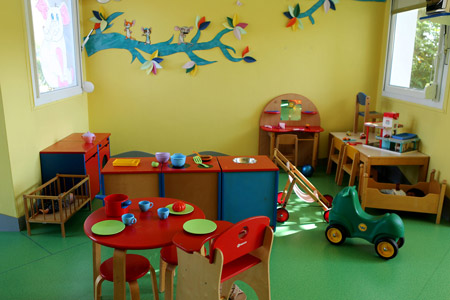 Une crèche chartraine, avec des jouets en bois