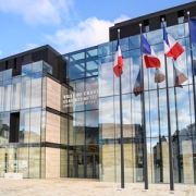 Façade de l'hôtel de Ville avec l'entrée principale et les drapeaux