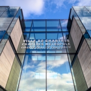 Façade de l'hôtel de ville portant l'inscription Ville de Chartres, Chartres métropole