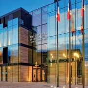 Façade de l'hôtel e Ville de nuit avec l'entrée principale et les drapeaux