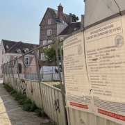 Permis de construire affiché dans une rue de Chartres