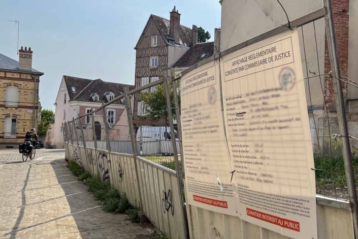 Permis de construire affiché dans une rue de Chartres