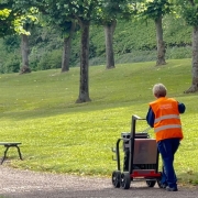 Agent de la propreté urbaine de la Ville de Chartres patrouillant dans un parc