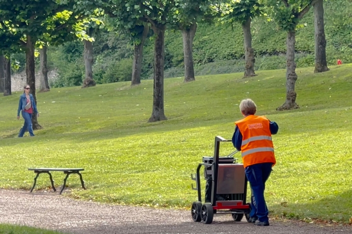 Agent de la propreté urbaine de la Ville de Chartres patrouillant dans un parc