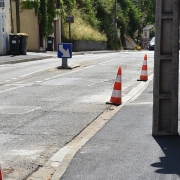 Des plots de chantier le long d'un trottoir
