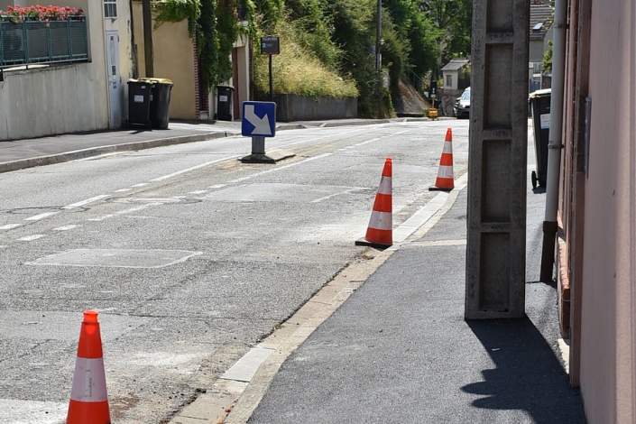 Des plots de chantier le long d'un trottoir