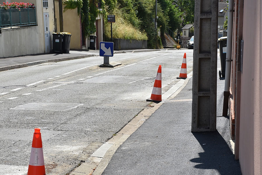 Des plots de chantier le long d'un trottoir