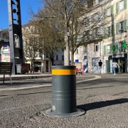 Borne délimitant l'accès à la zone piétonne de Chartres