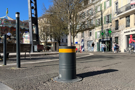 Borne délimitant l'accès à la zone piétonne de Chartres